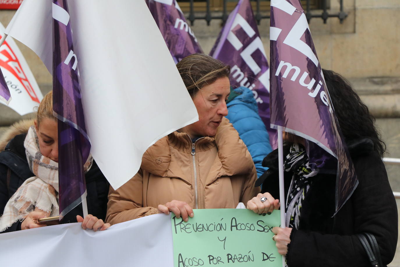 La Subdelegación del Gobierno acoge una protesta para exigir el desarrollo de planes de igualdad en empresas y sector público