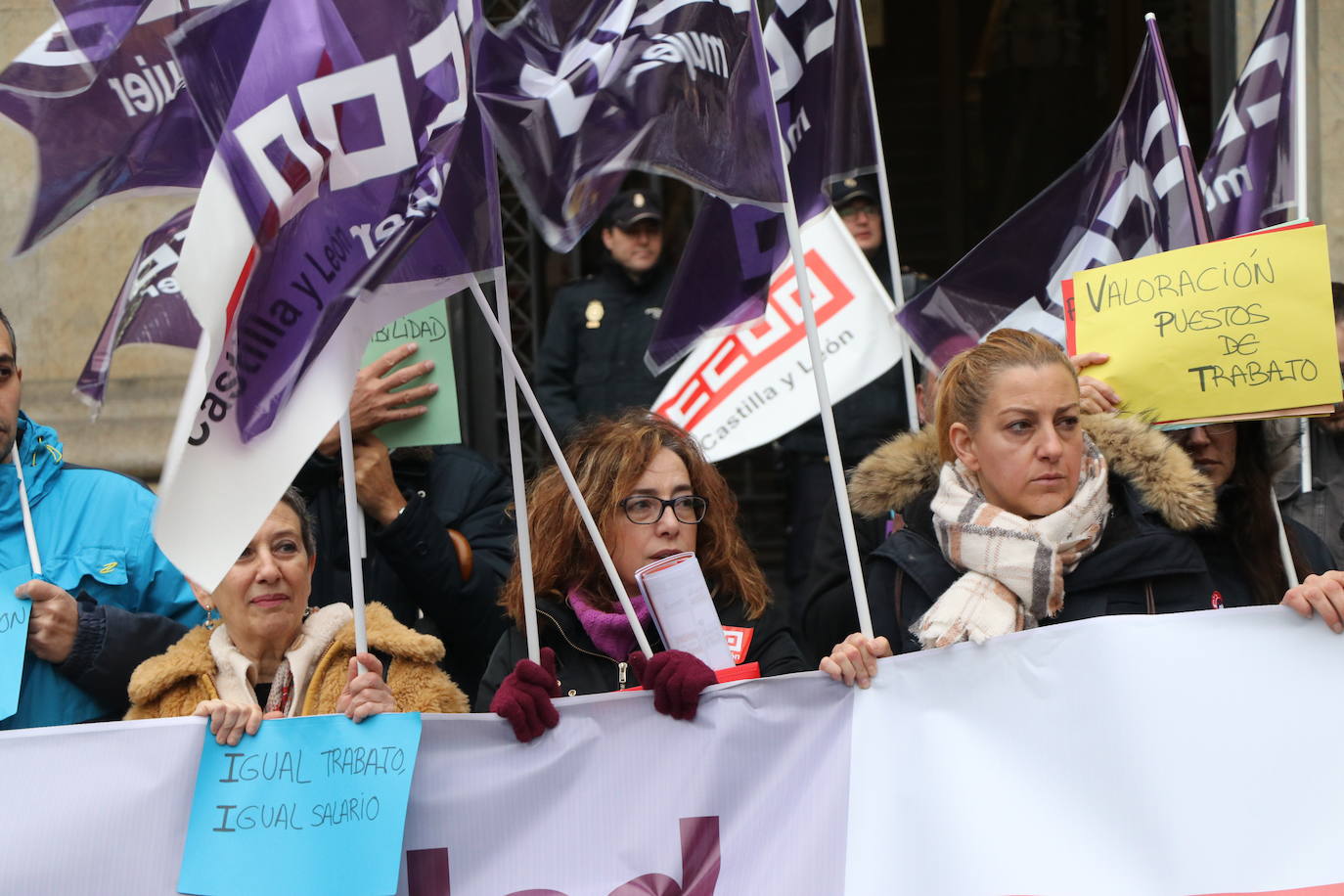 La Subdelegación del Gobierno acoge una protesta para exigir el desarrollo de planes de igualdad en empresas y sector público