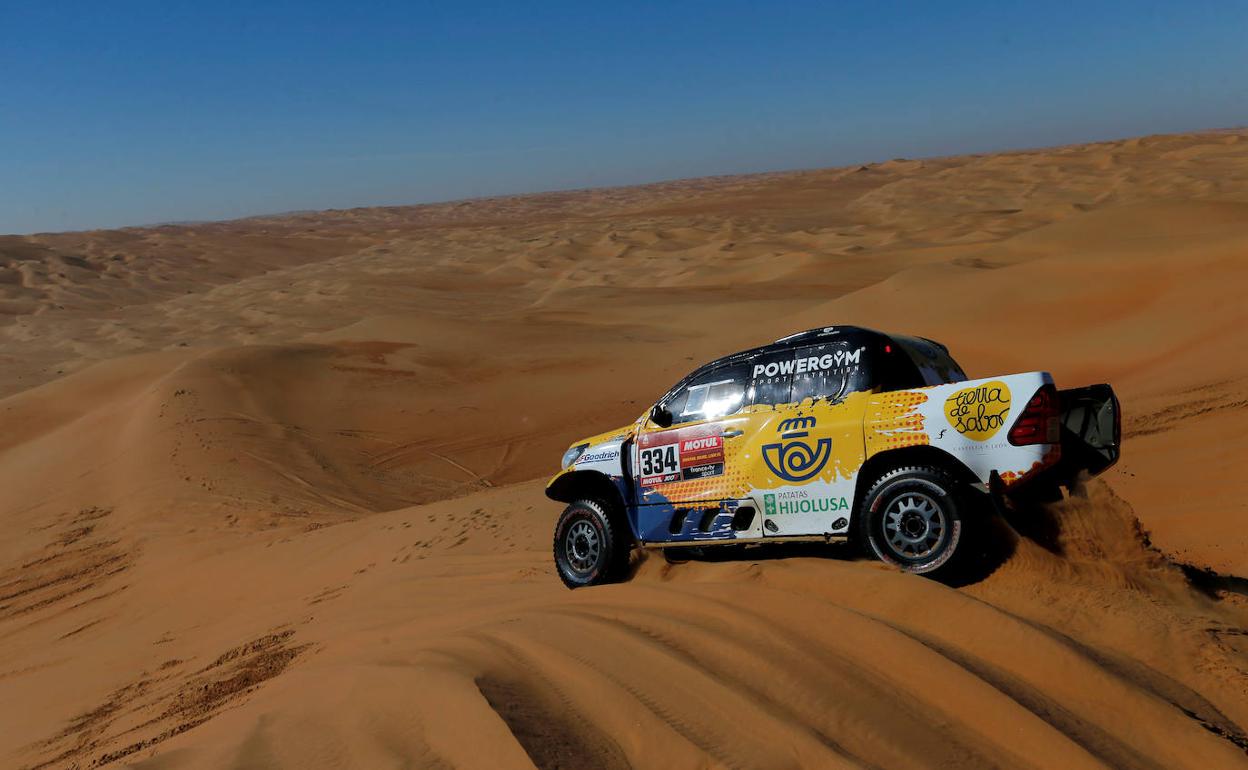 Calleja atravesando el desierto.