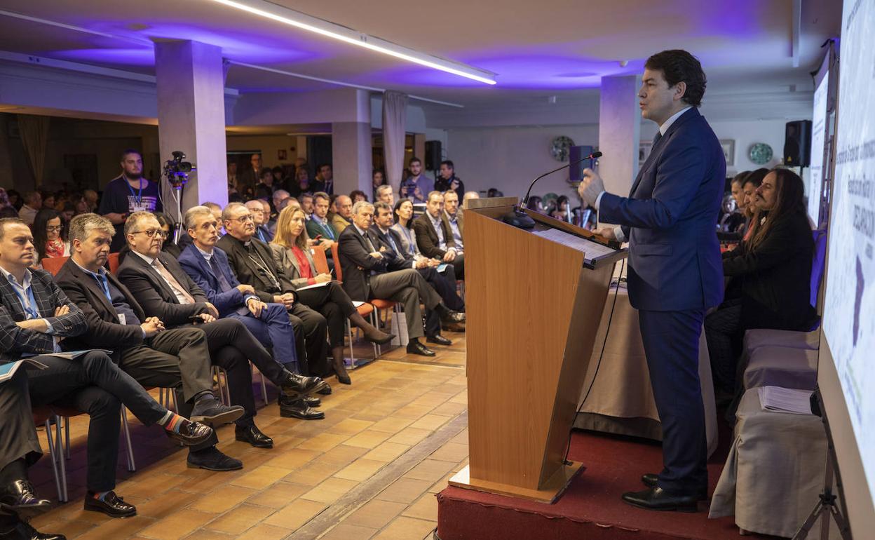 Alfonso Fernández Mañueco, este viernes, durante su intervención en la Conferencia sobre repoblación rural.