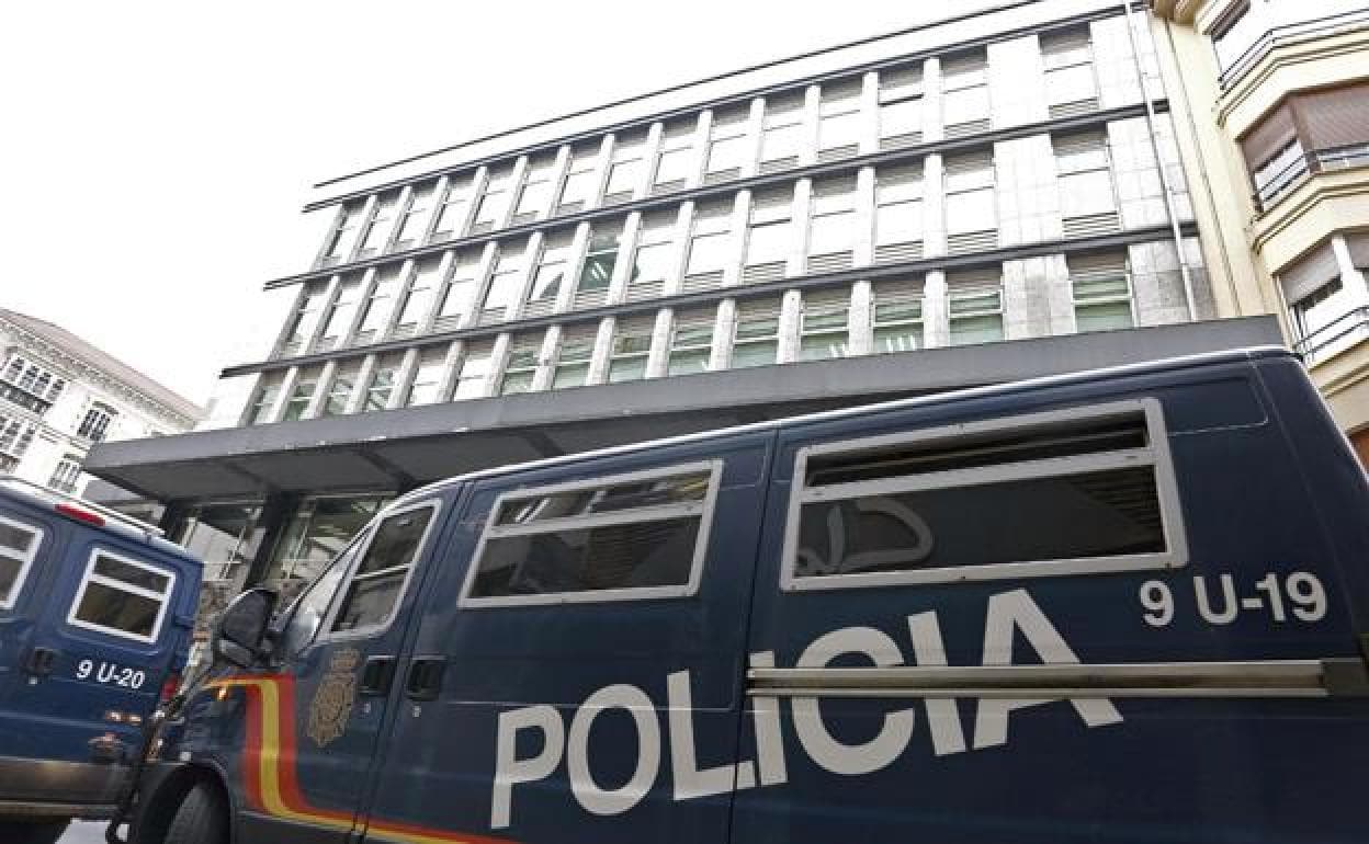 Furgones policiales durante el registro del Ayuntamiento de León en el marco de la trama Enredadera.