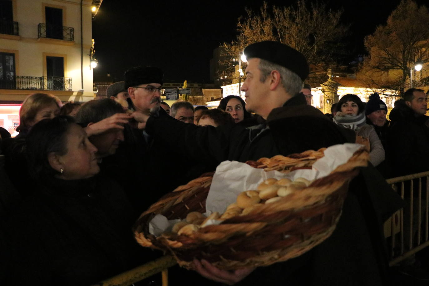 Fotos: Hoguera y gochín de San Antón