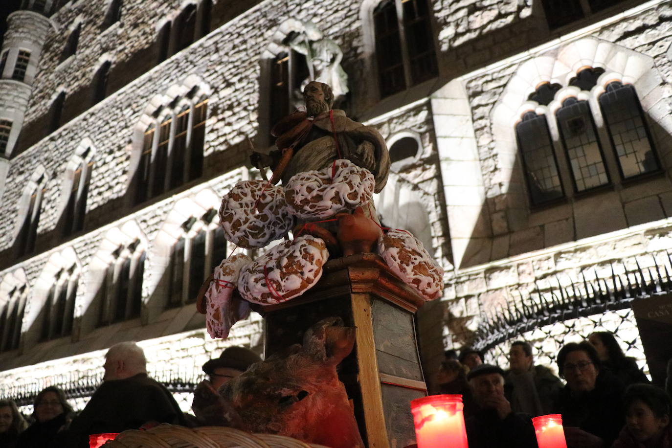 Fotos: Hoguera y gochín de San Antón