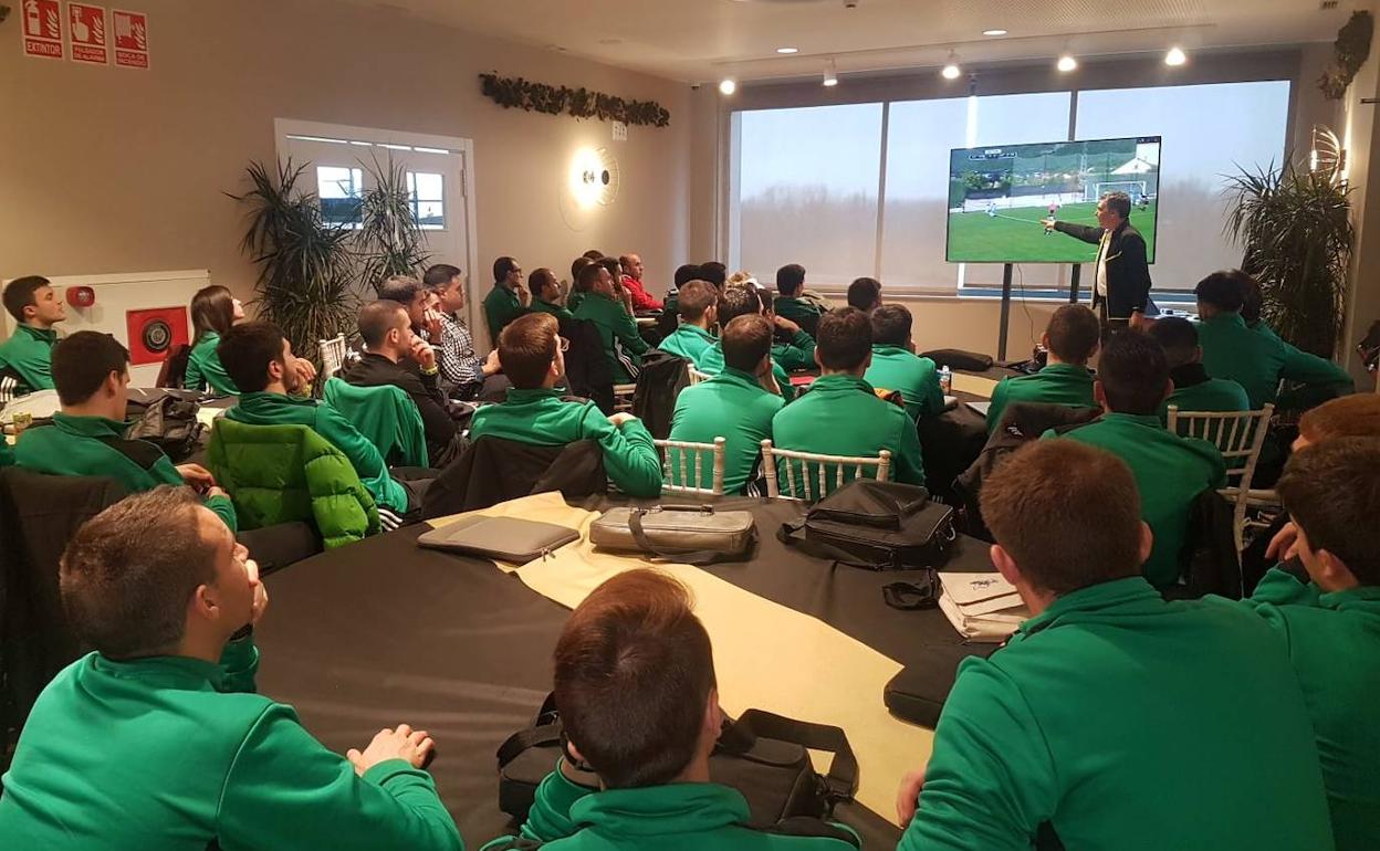 Explicaciones de los árbitros.