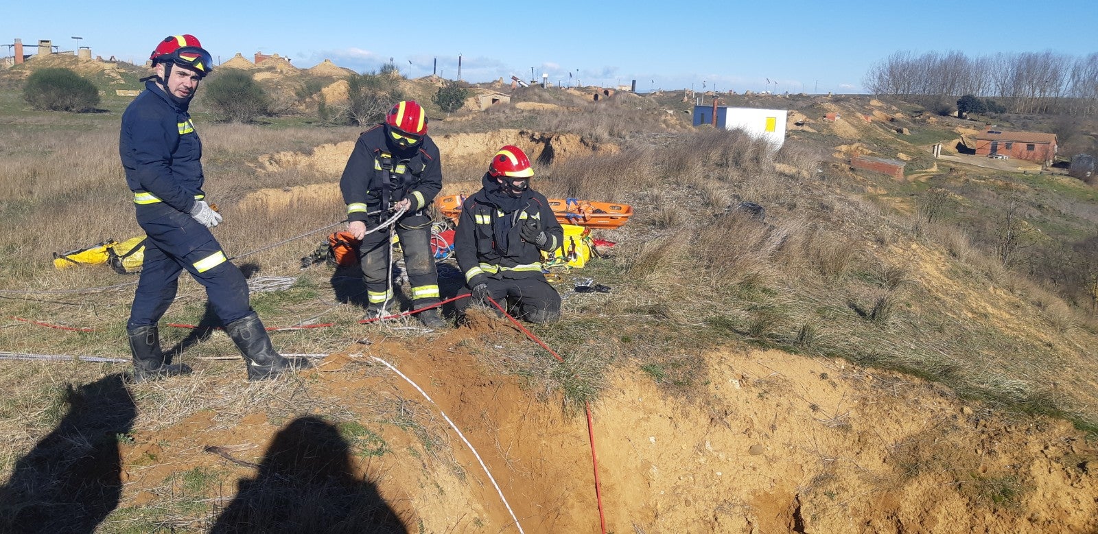 Nicola disfrutaba de una mañana en moto con sus amigos cuando cayó al fondo por un agujero de grandes dimensiones y seis metros de profundidad que estaba destapado al caer anteriormente la cúpula que cubre el respiradero de una bodega.