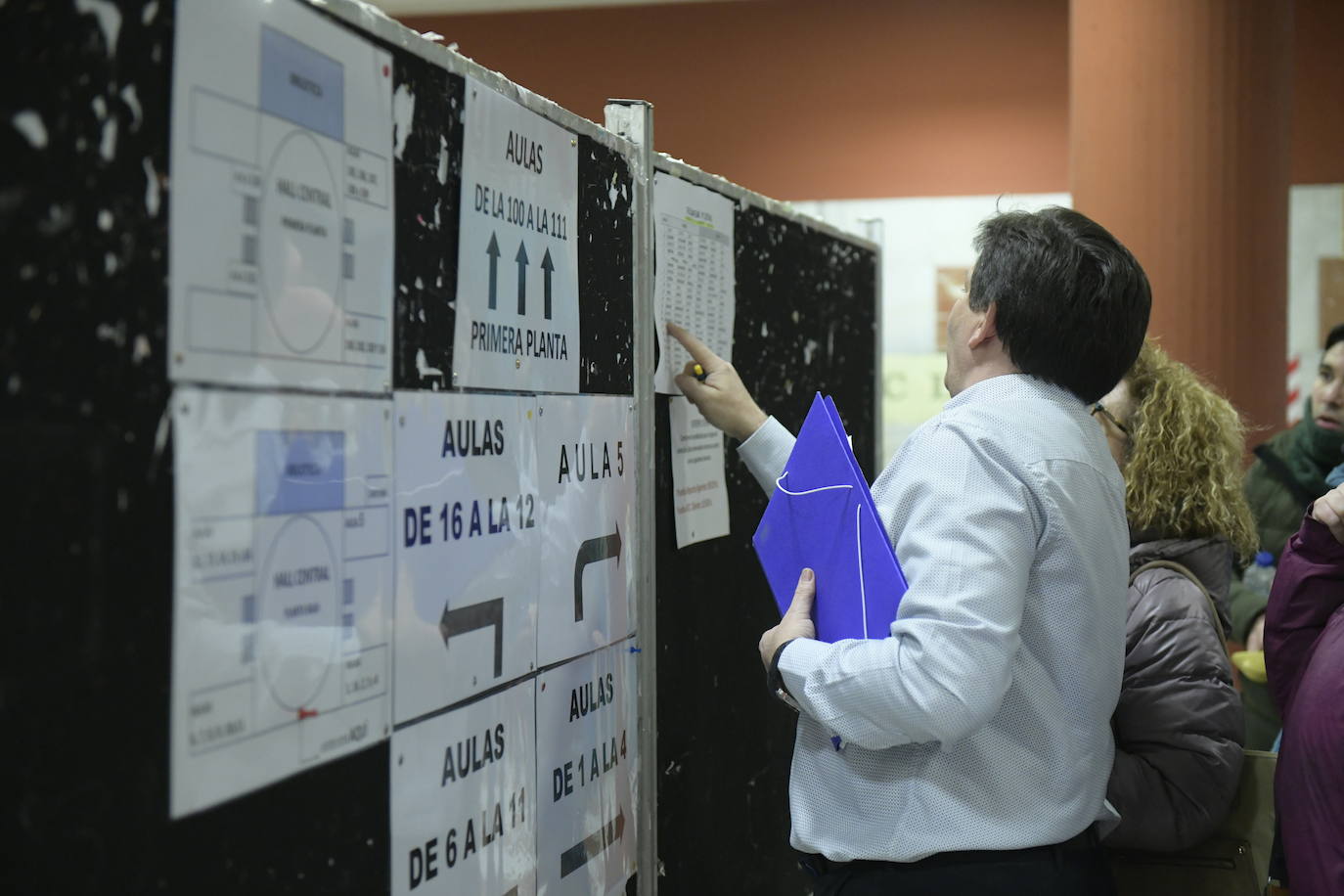 Fotos: Las oposiciones a Correos en la Facultad de Filosofía y Letras de Valladolid