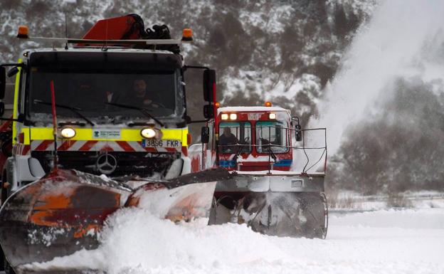 Quitanieves intentan hacerse paso en Alto Campoo (Cantabria).