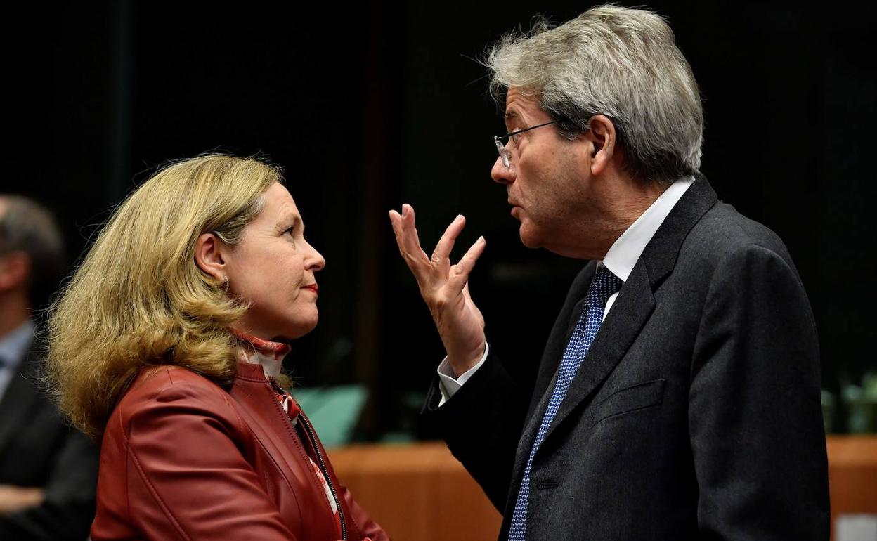 Calviño conversa en Bruselas con el comisario de Economía, Paolo Gentiloni.