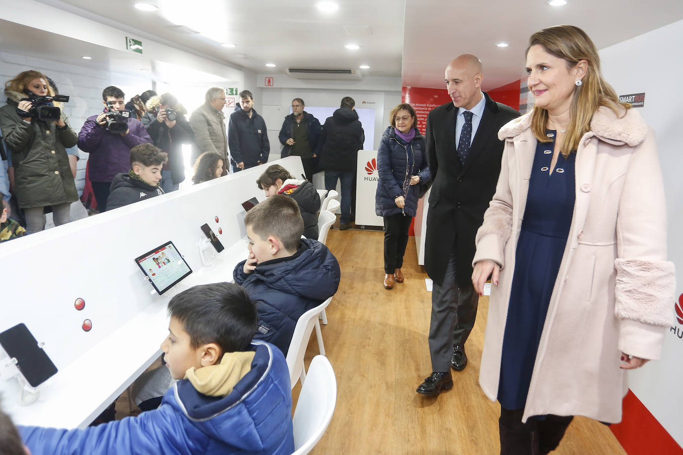 Fotos: Visita al &#039;smartbus&#039; de Huawei en Puente Castro