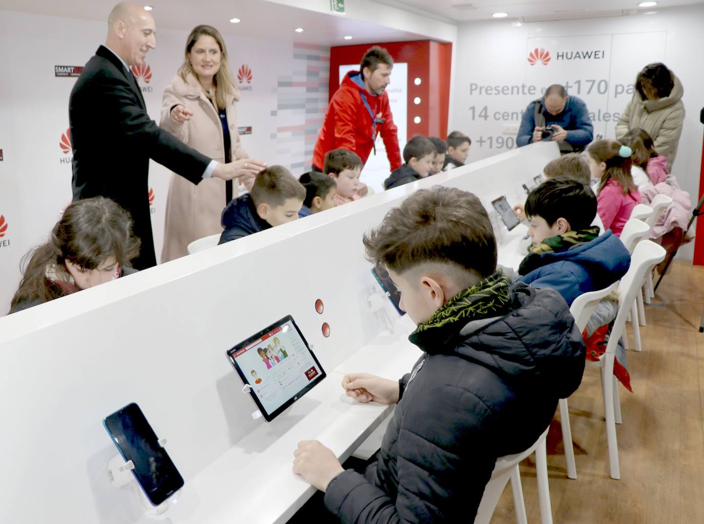 Fotos: Visita al &#039;smartbus&#039; de Huawei en Puente Castro