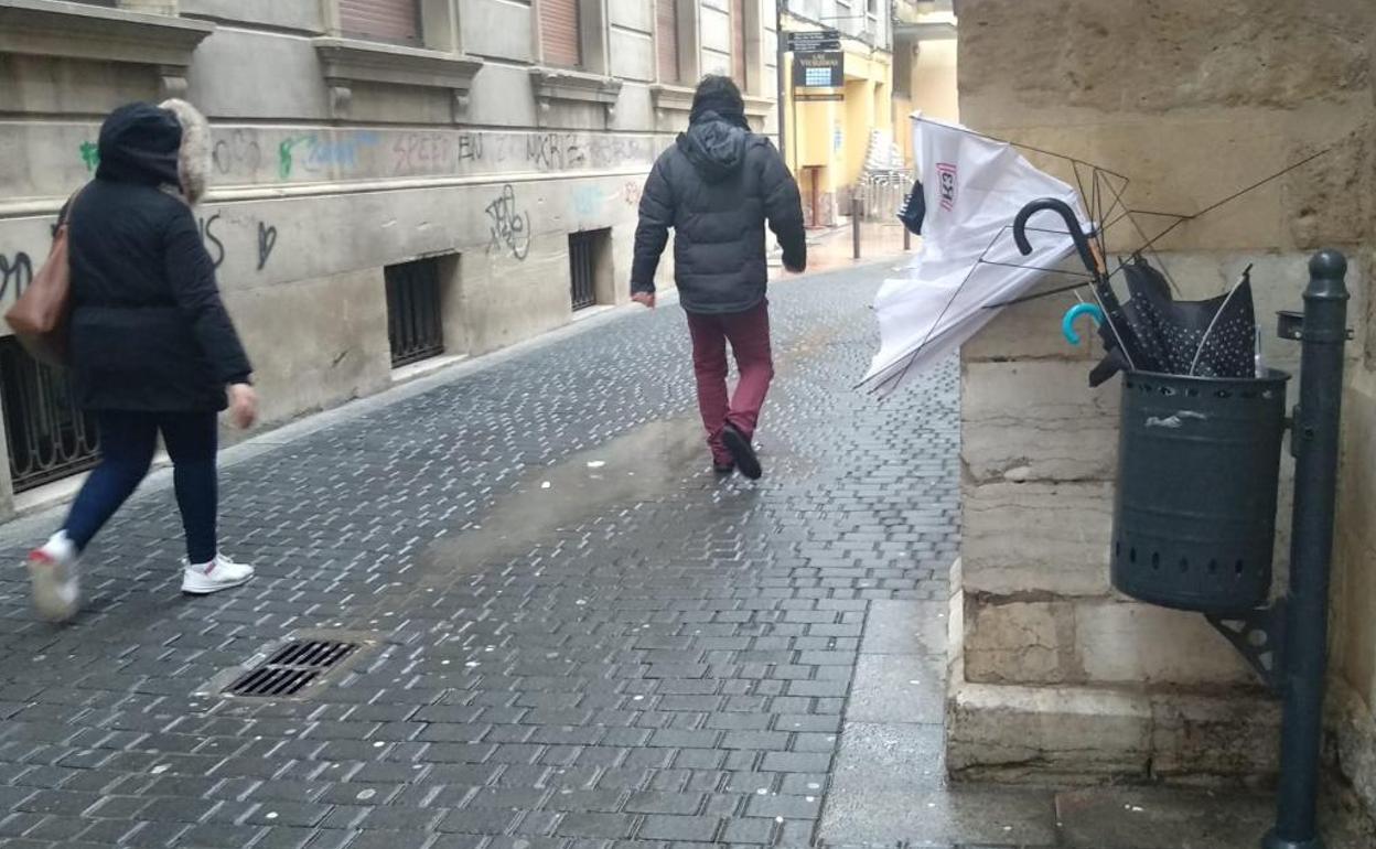 Imagen de varios paraguas rotos por el viento en León capital.