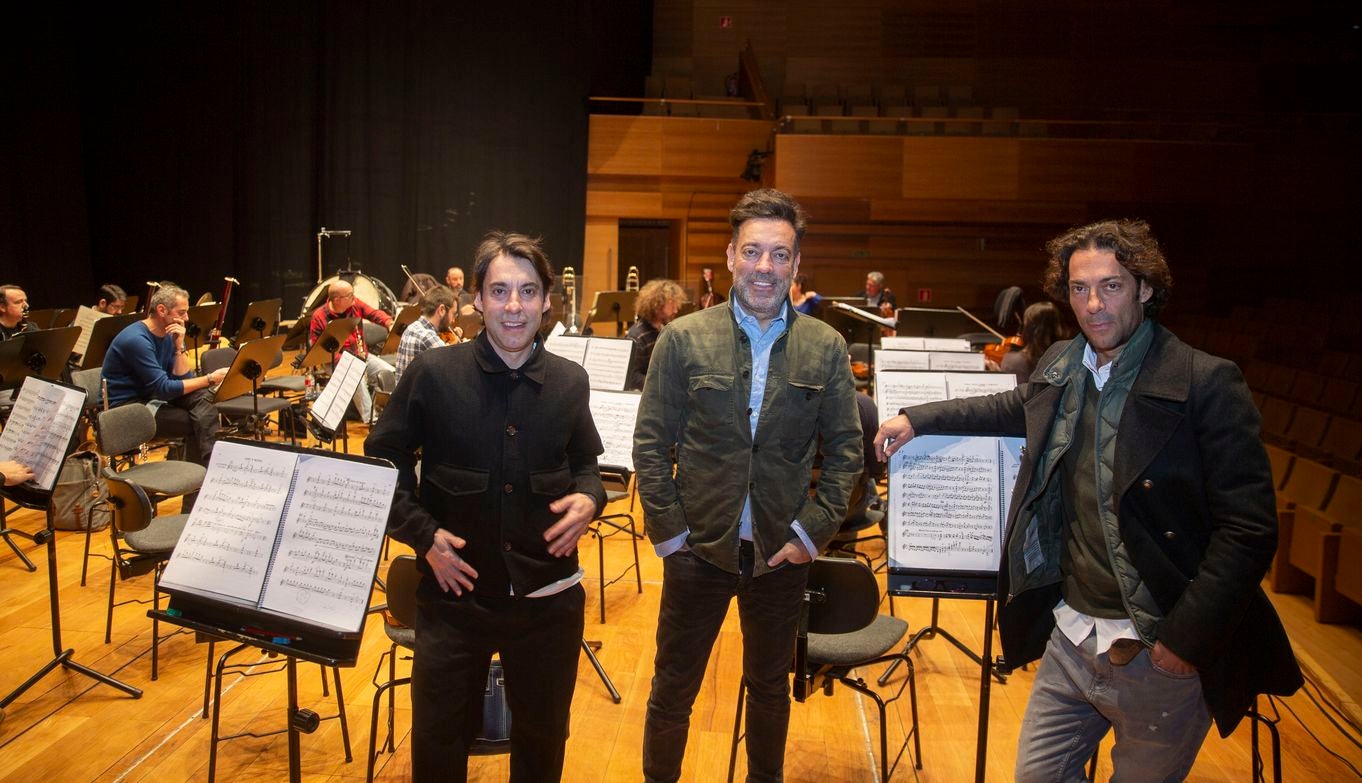 Óscar, Raúl y Manolo Quijano, este martes, durante la presentación de su concierto.