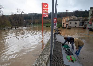 Imagen secundaria 1 - Algunas imágenes que ha dejado el desbordamiento del río Ter, en Girona.