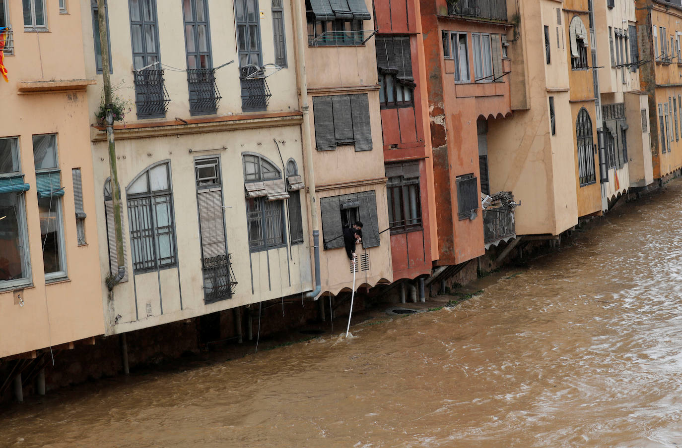 Residentes de Girona miden el nivel del río Onyar tras el paso de la borrasca 'Gloria'.