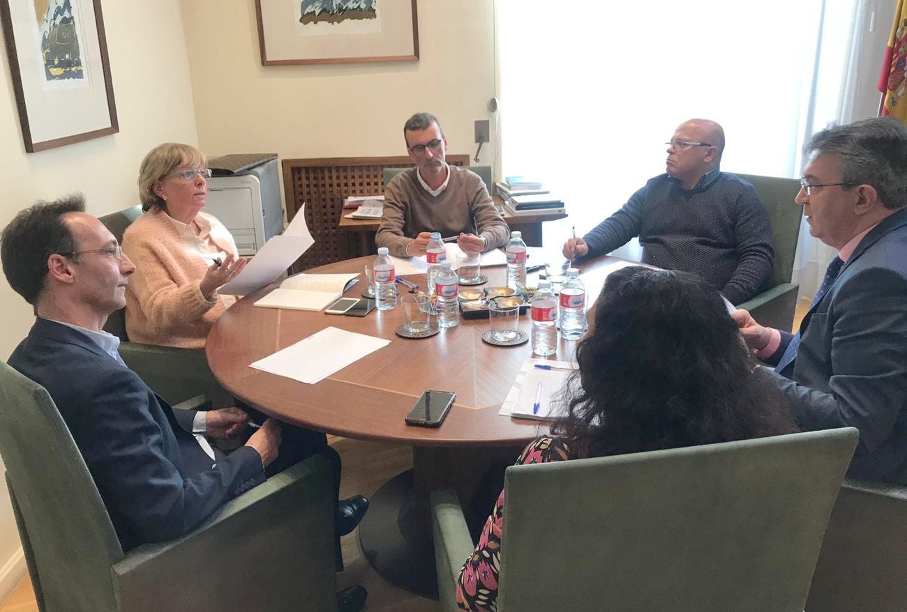 La presidenta de la CHD esquiva a los medios, visita los daños de las riadas y promete 1,2 millones.