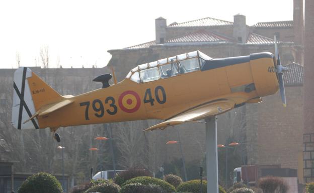 Galería. Imágenes del avión en la rotonda.