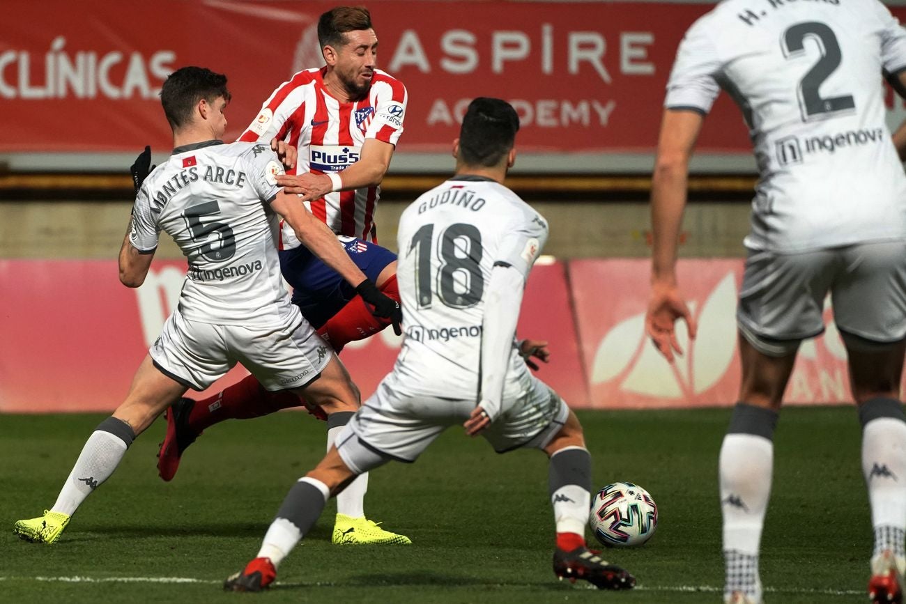 Cultural y Atlético de Madrid protagonizan un intenso duelo en el Reino de León con cerca de 13.000 espectadores en las gradas.