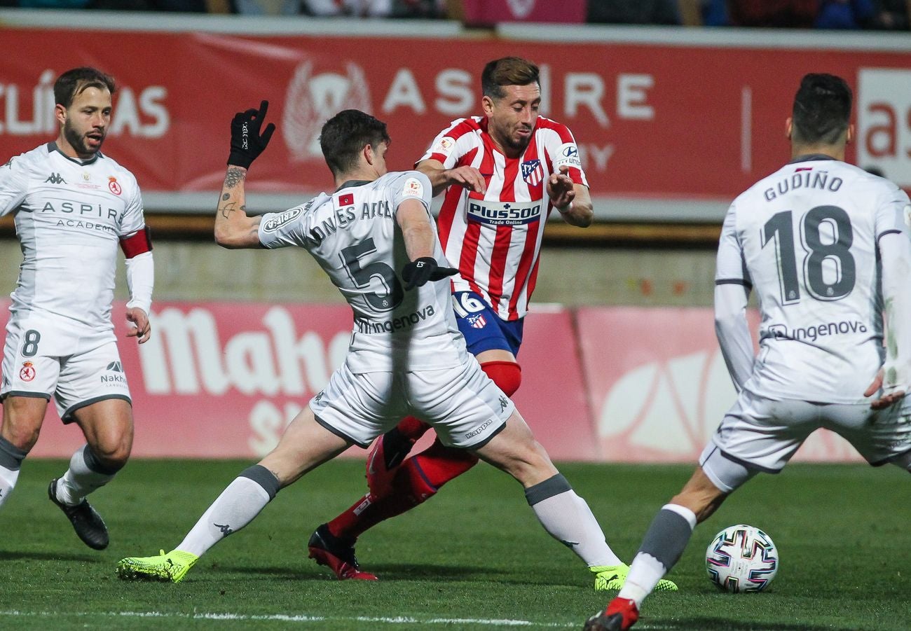 Cultural y Atlético de Madrid protagonizan un intenso duelo en el Reino de León con cerca de 13.000 espectadores en las gradas.