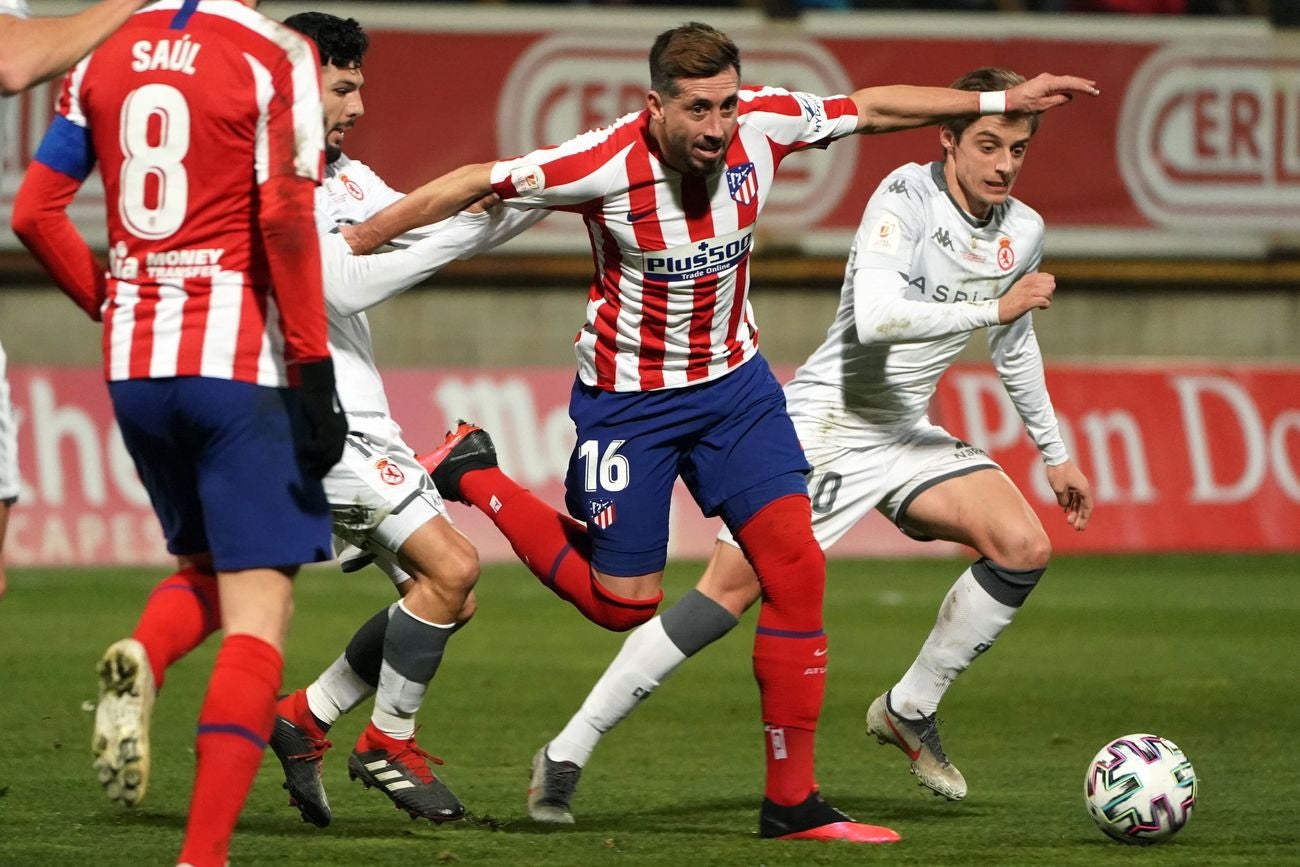 Cultural y Atlético de Madrid protagonizan un intenso duelo en el Reino de León con cerca de 13.000 espectadores en las gradas.