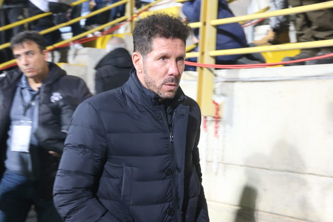 Las primeras imágenes del Cultural Atletico de Madrid. Lleno en el Reino de León para un intenso partido en la Copa del Rey.