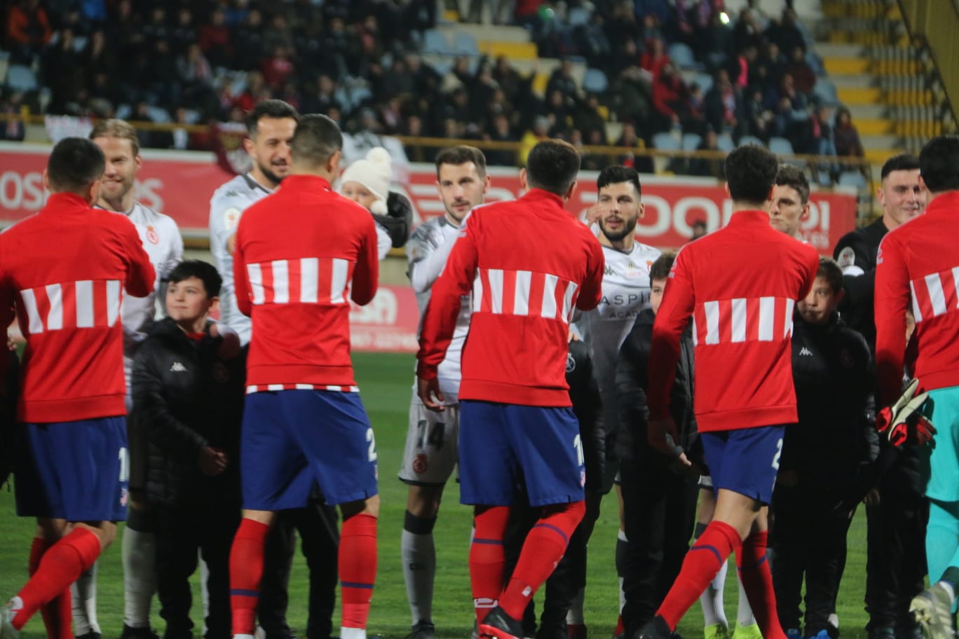 Las primeras imágenes del Cultural Atletico de Madrid. Lleno en el Reino de León para un intenso partido en la Copa del Rey.