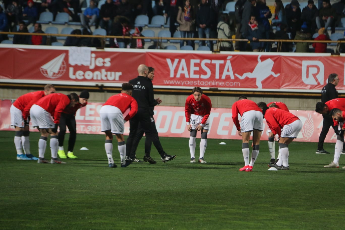 Las primeras imágenes del Cultural Atletico de Madrid. Lleno en el Reino de León para un intenso partido en la Copa del Rey.
