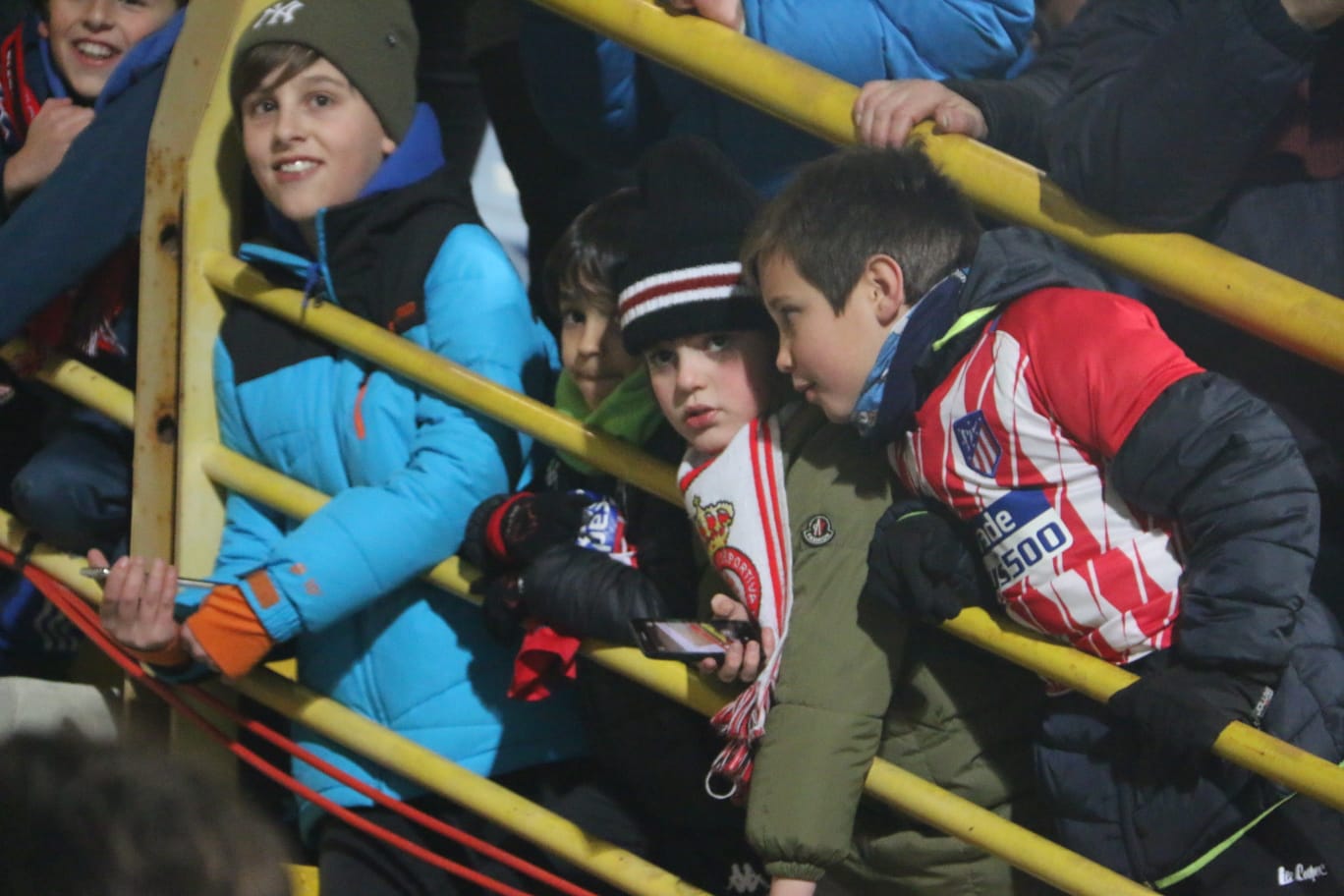 Las primeras imágenes del Cultural Atletico de Madrid. Lleno en el Reino de León para un intenso partido en la Copa del Rey.