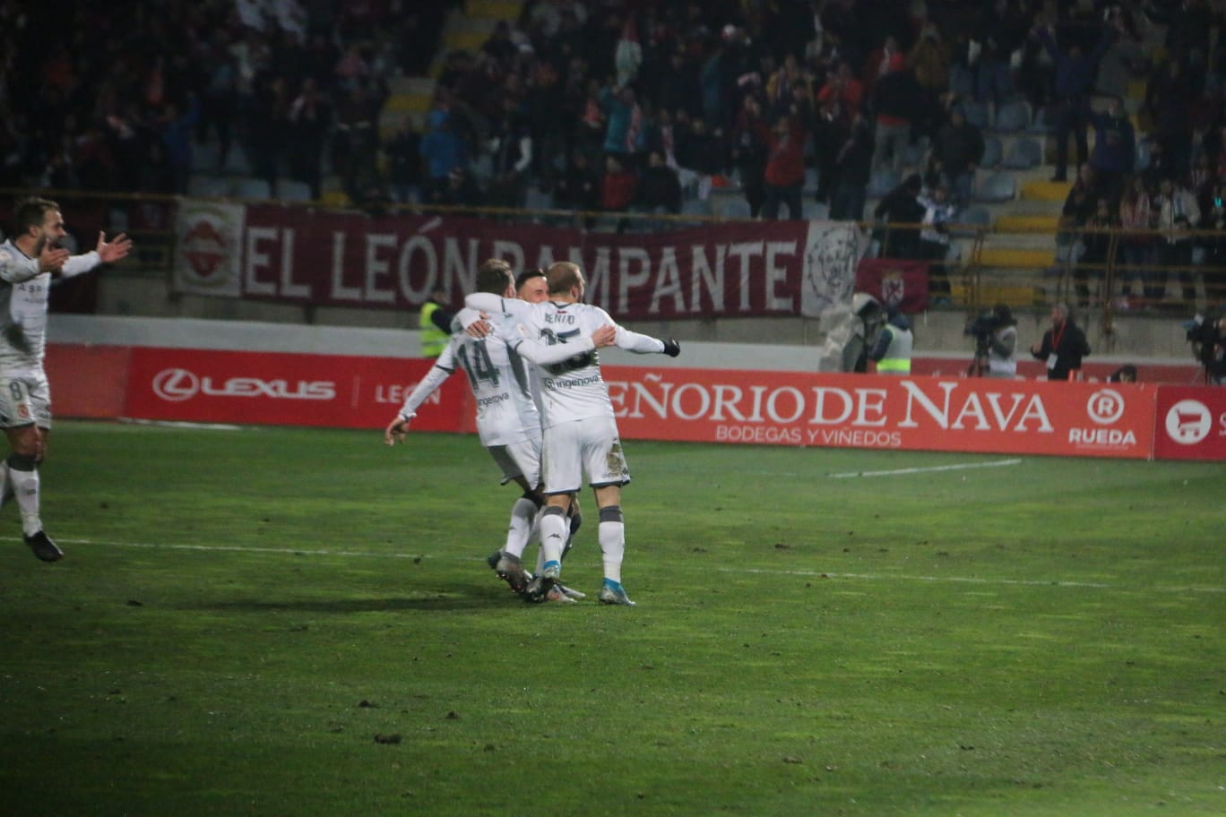 Un estadio entregado disfruta del buen futbol en una fría noche leonesa