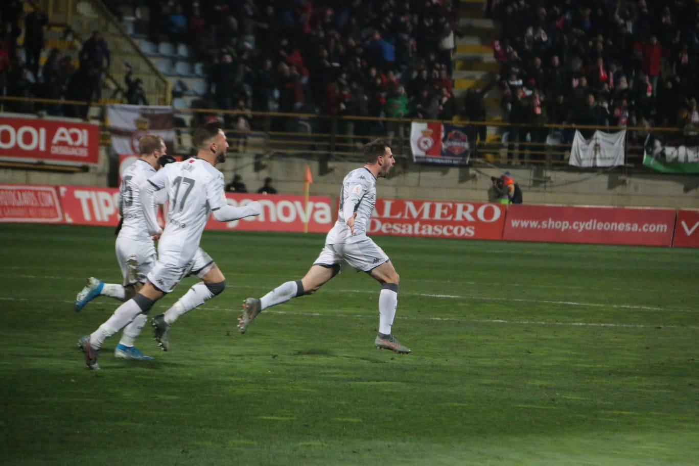 Un estadio entregado disfruta del buen futbol en una fría noche leonesa