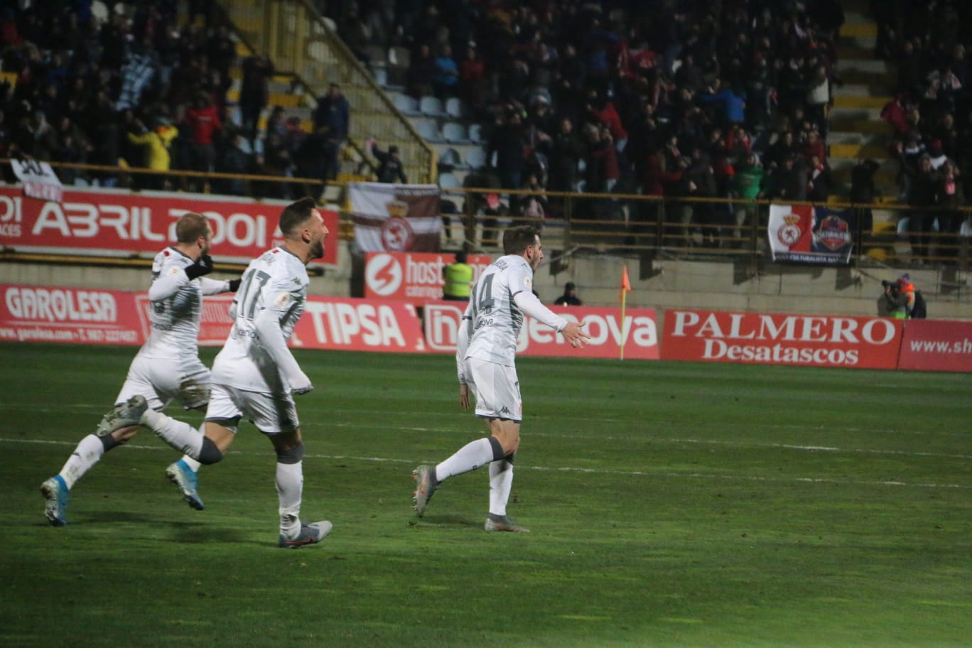 Un estadio entregado disfruta del buen futbol en una fría noche leonesa