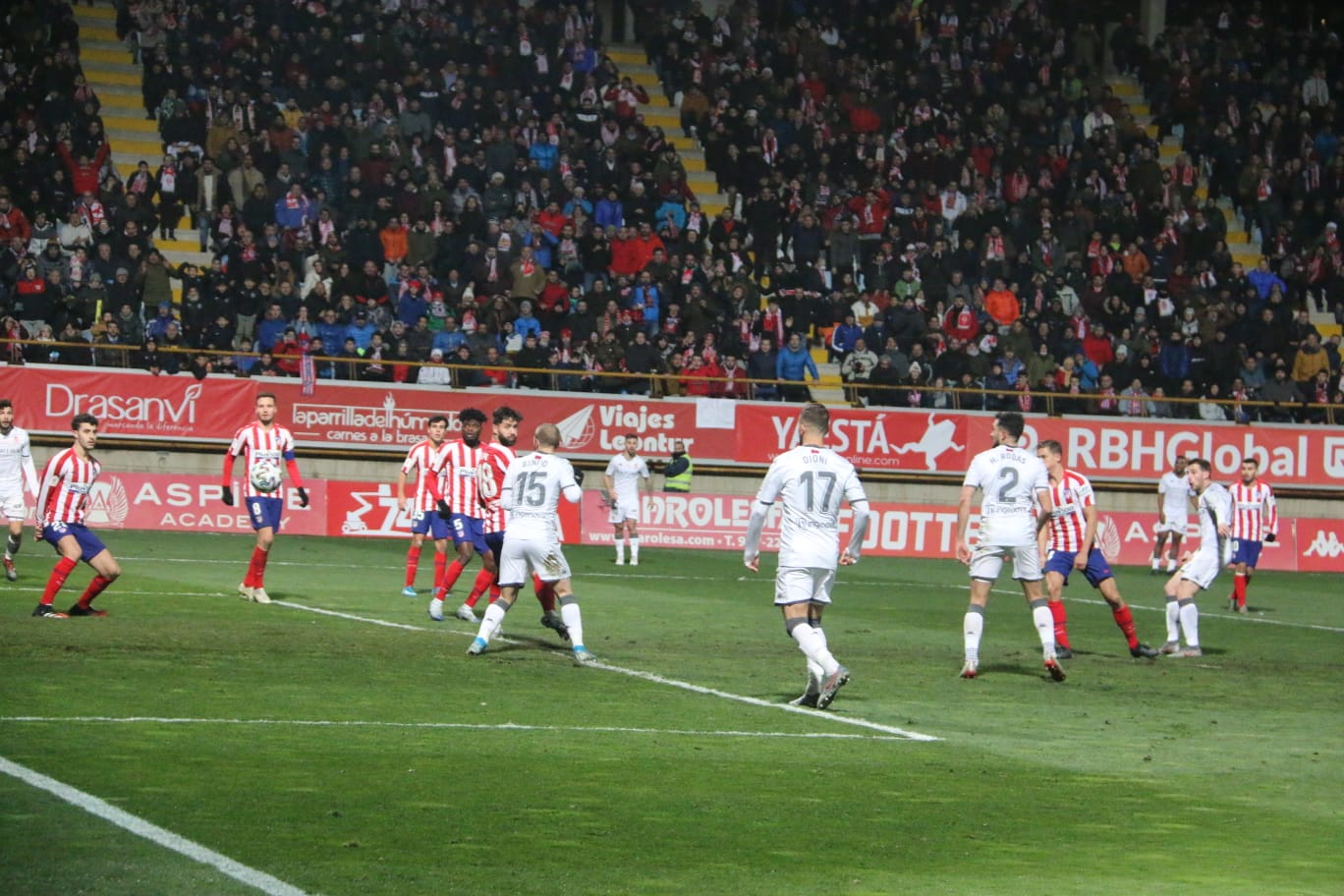 Un estadio entregado disfruta del buen futbol en una fría noche leonesa