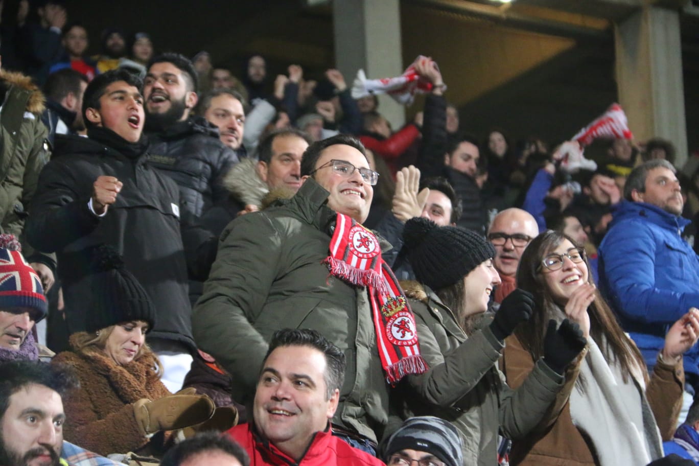 Un estadio entregado disfruta del buen futbol en una fría noche leonesa