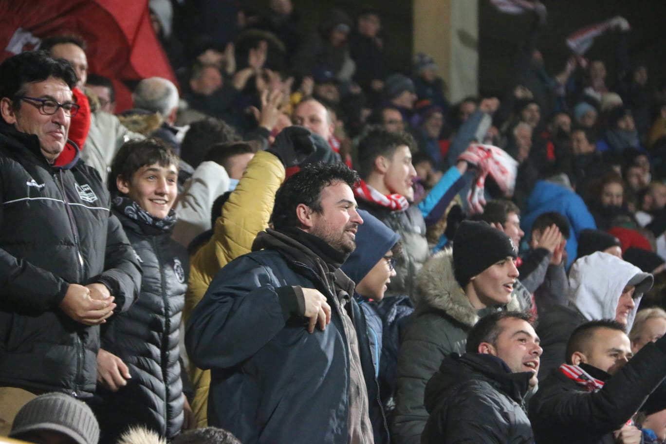 Un estadio entregado disfruta del buen futbol en una fría noche leonesa