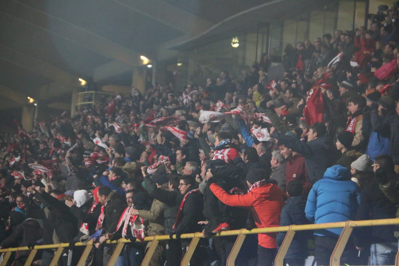 Un estadio entregado disfruta del buen futbol en una fría noche leonesa