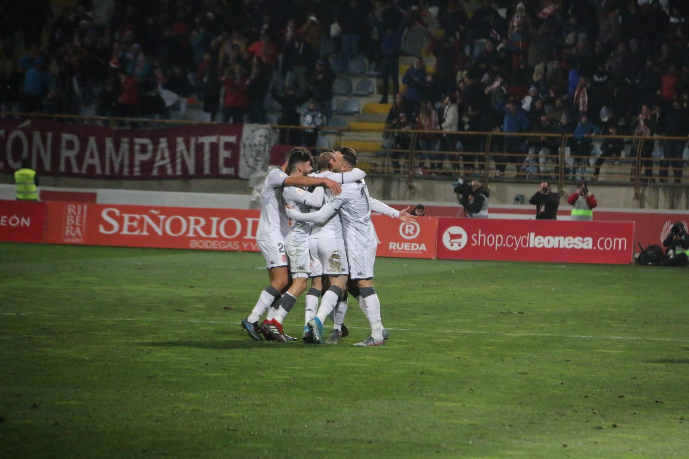 Un estadio entregado disfruta del buen futbol en una fría noche leonesa