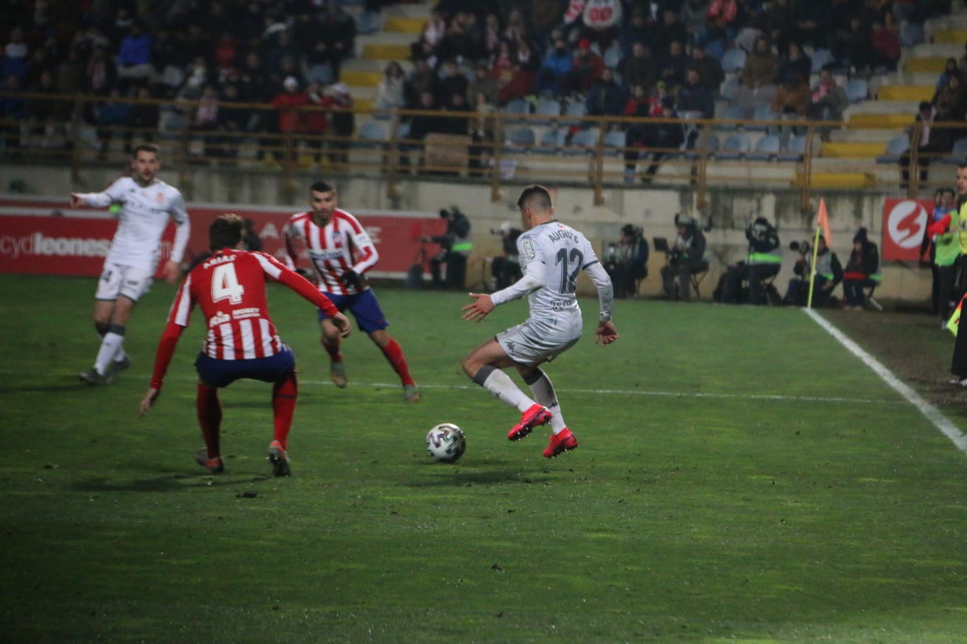 Un estadio entregado disfruta del buen futbol en una fría noche leonesa