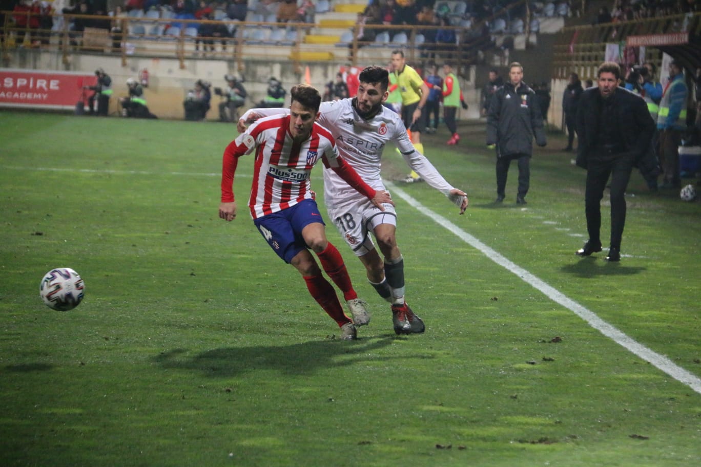 Un estadio entregado disfruta del buen futbol en una fría noche leonesa