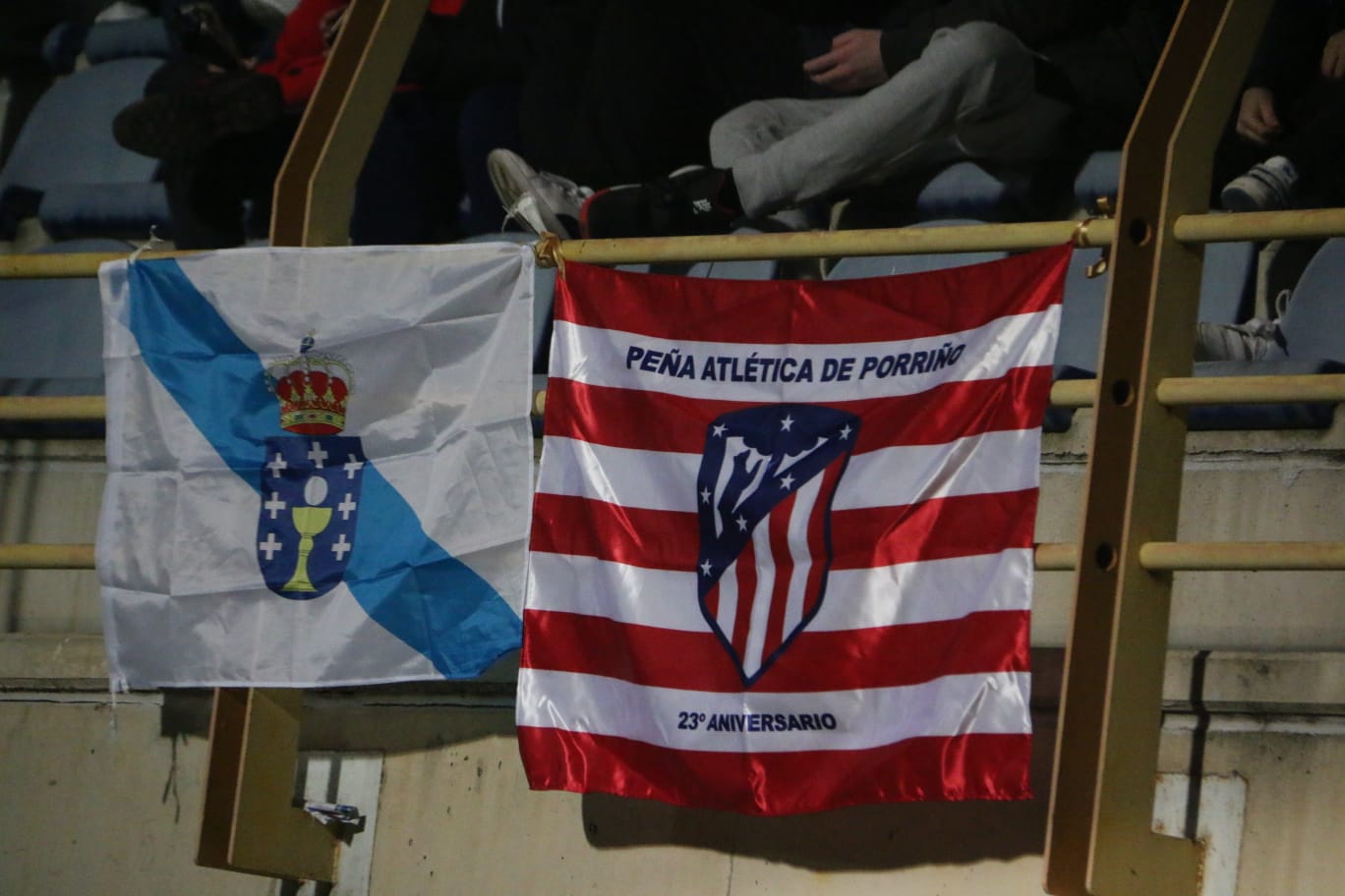 Un estadio entregado disfruta del buen futbol en una fría noche leonesa