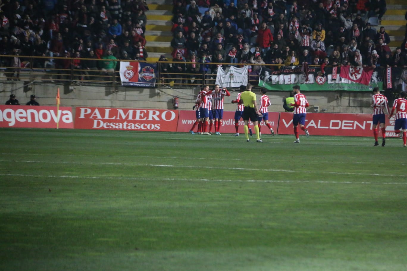 Un estadio entregado disfruta del buen futbol en una fría noche leonesa