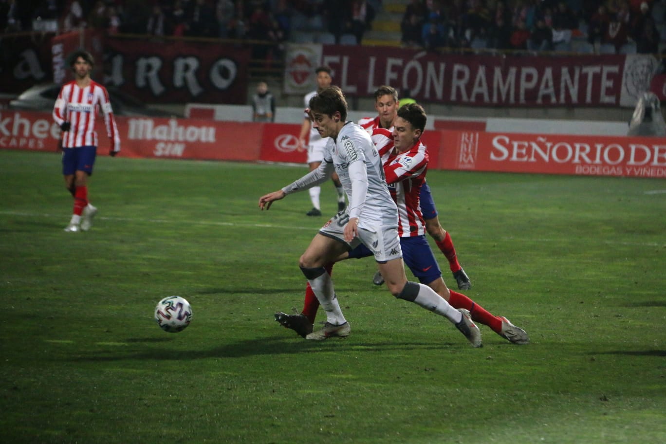 Un estadio entregado disfruta del buen futbol en una fría noche leonesa