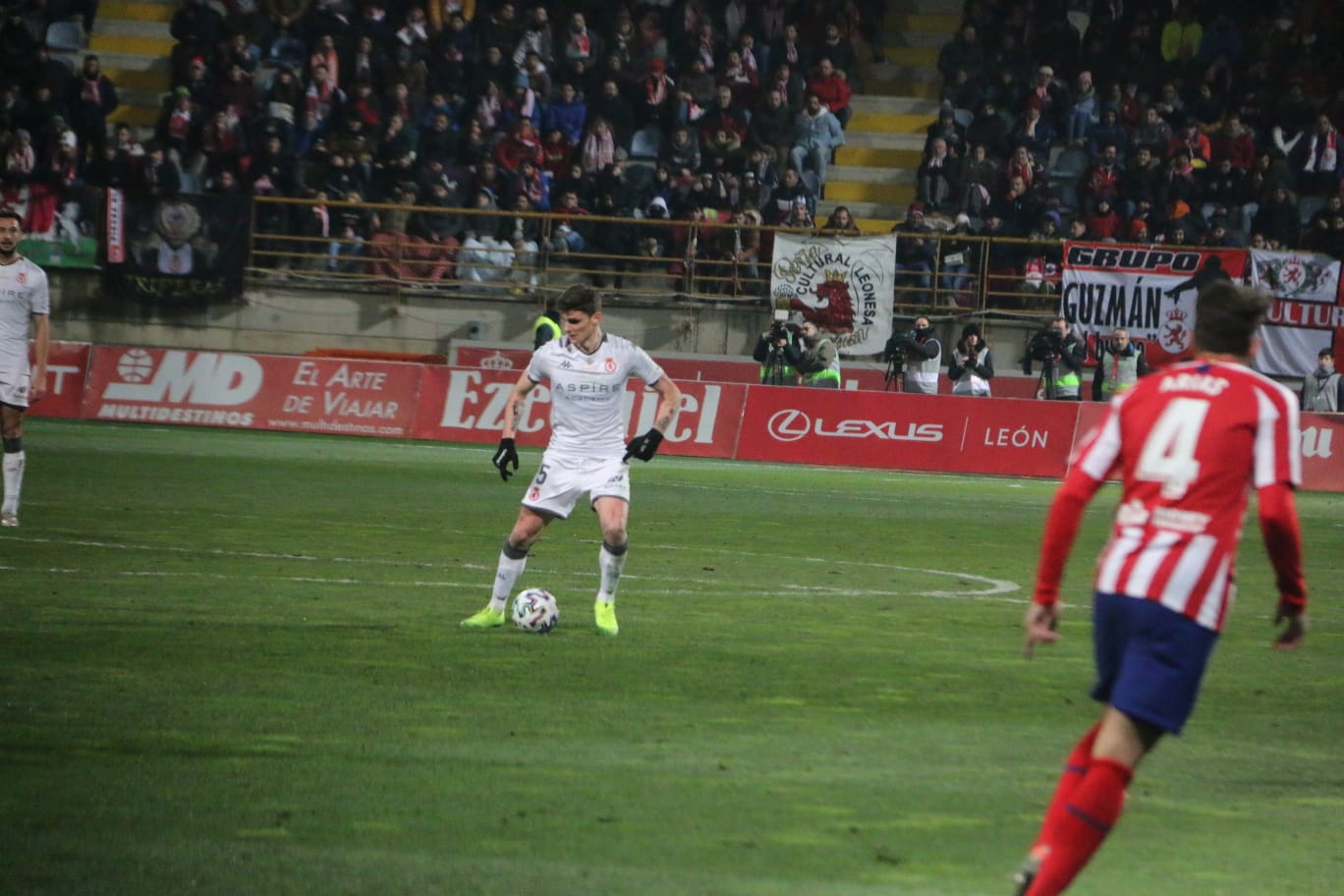 Un estadio entregado disfruta del buen futbol en una fría noche leonesa