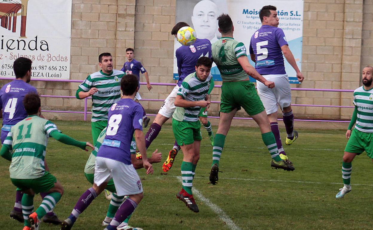 Un lance del derbi entre La Bañeza y La Virgen.