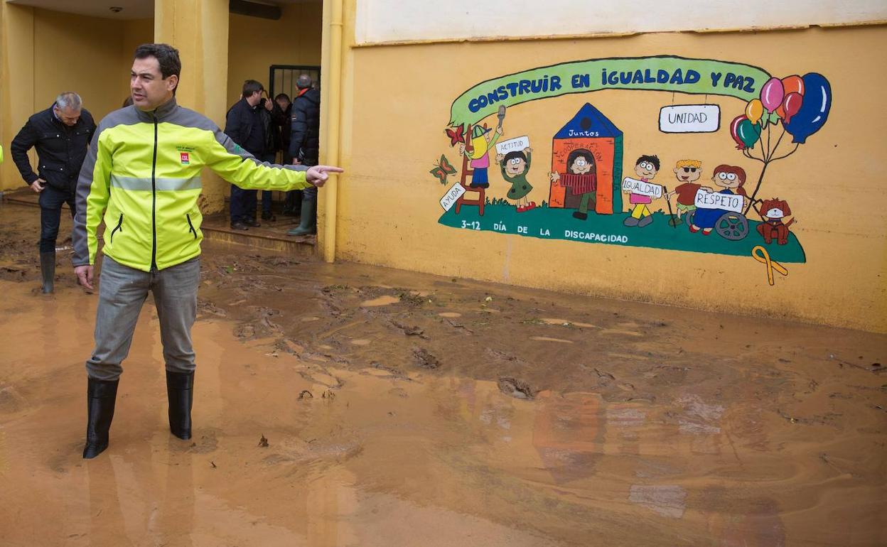 Juan Manuel Moreno visita este sábado un barrio afectado por el desbordamiento del rio Campillo en Málaga.