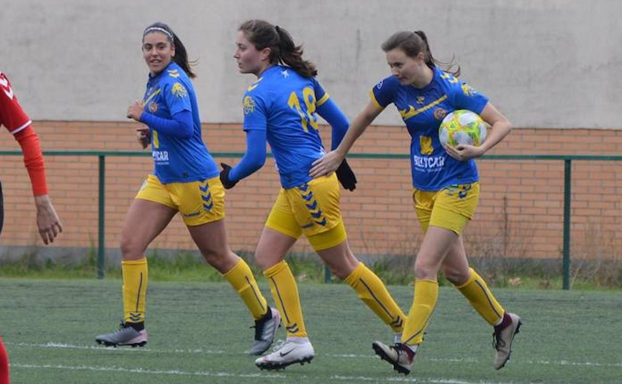 Las jugadoras del Olímpico, tras marcar el primer gol.