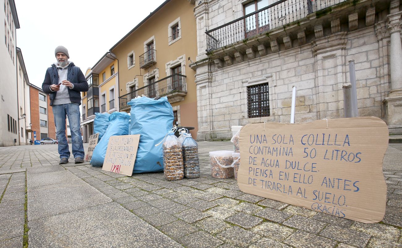 Depositan ante el Ayuntamiento de Ponferrada más de 100 kilos de plástico y basura recogida en los ríos Sil y Boeza. El objetivo de esta acción de Proyecto Orbanajo es crear conciencia ciudadana sobre el daño causado al entorno.