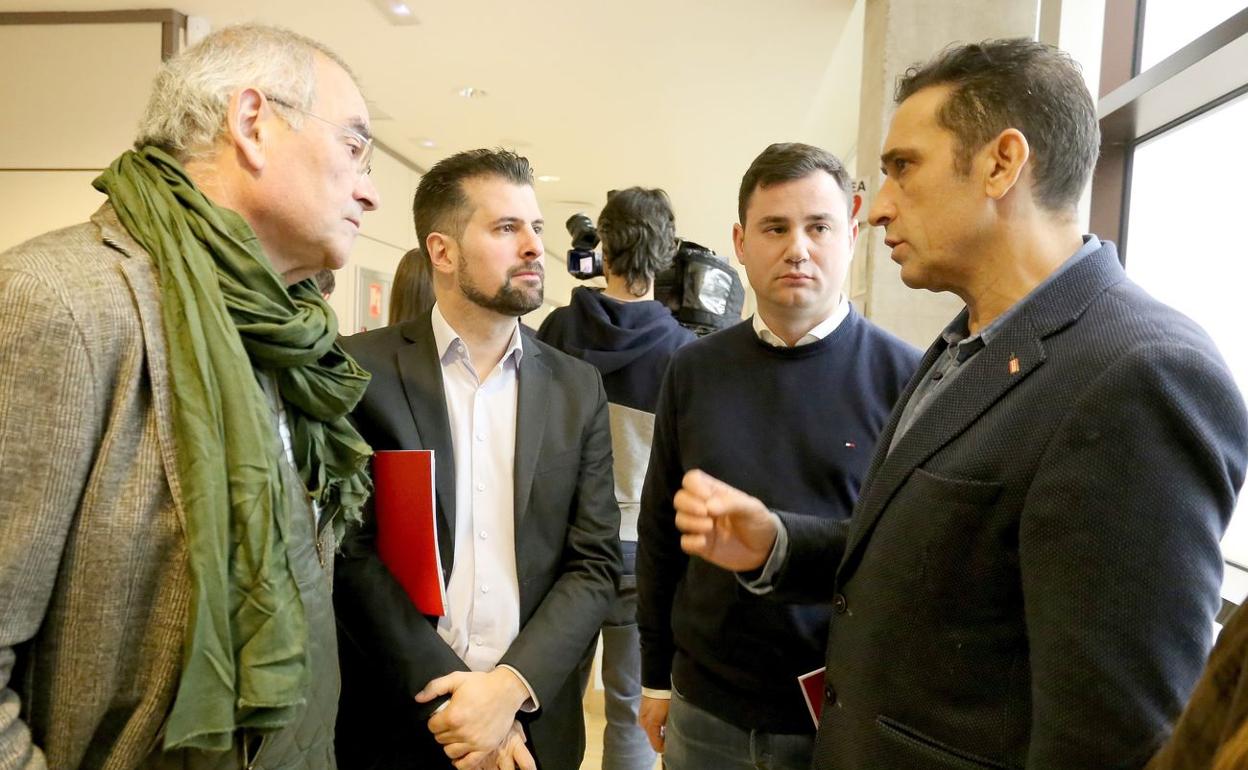 El secretario autonómico de CCOO, Vicente Andrés, y el vicesecretario autonómico de UGT, Evelio Angulo, se reúnen con el portavoz del Grupo Socialista de las Cortes y secretario general del PSCyL, Luis Tudanca y el secretario general provincial por León, Javier Cendón.