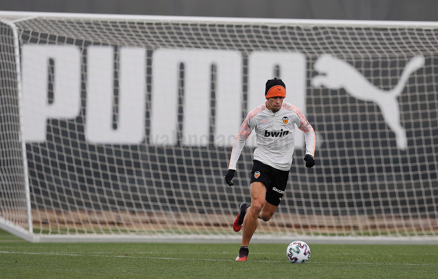 La plantilla del Valencia CF ha realizado su último entrenamiento previo al desplazamiento a León, donde se medirá a la Cultural y Deportiva Leones.