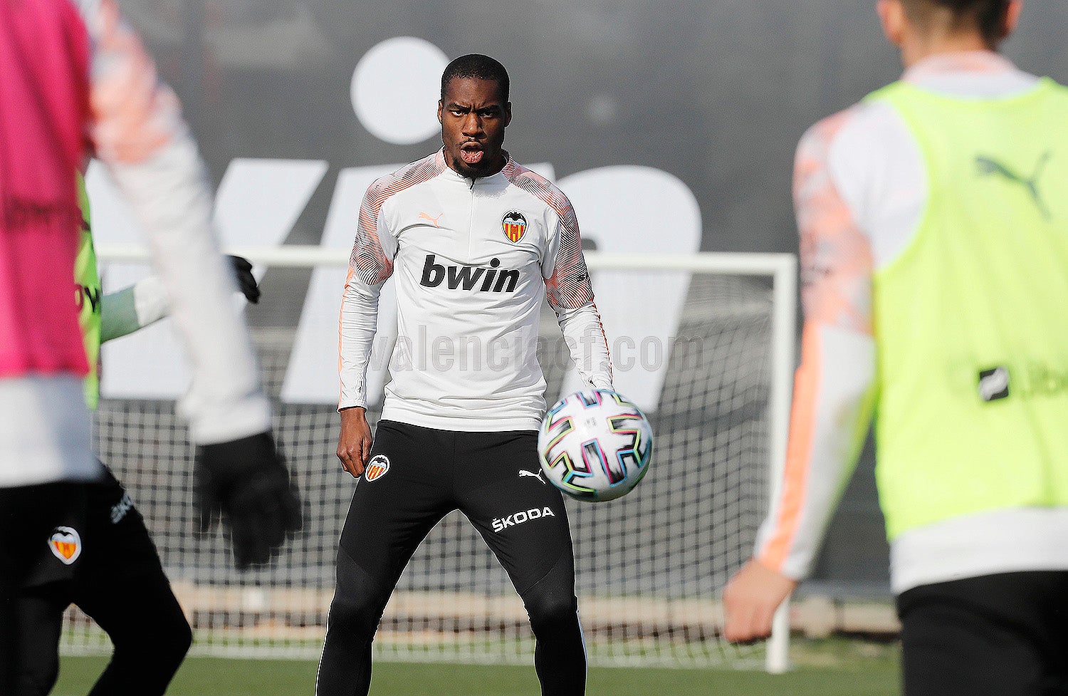 La plantilla del Valencia CF ha realizado su último entrenamiento previo al desplazamiento a León, donde se medirá a la Cultural y Deportiva Leones.