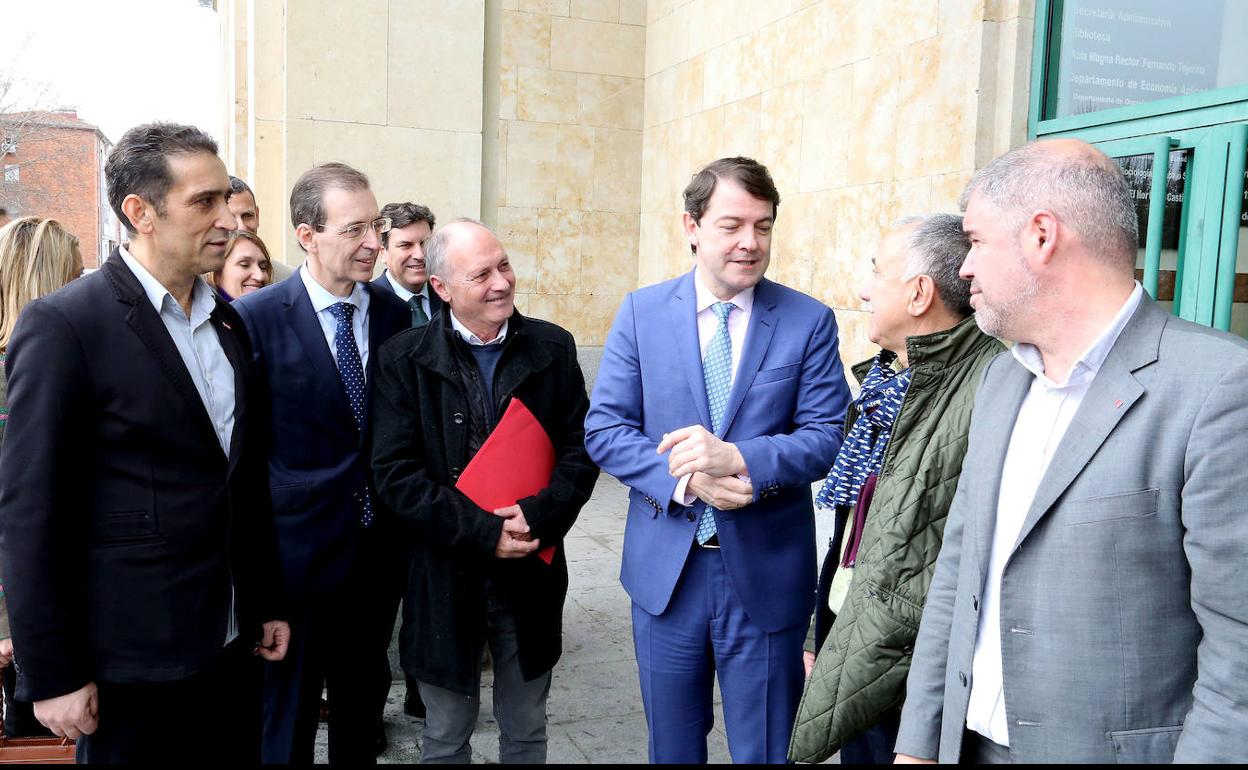 El presidente de la Junta, Alfonso Fernández Mañueco, clausura el V Aniversario de la Cátedra de Sindicalismo y Diálogo Social, junto a los secretarios confederales de CCOO y UGT, Unai Sordo (D) y Pepe Álvarez, y a los secretarios autonómicos, Vicente Andrés (I) y Faustino Temprano (3I), y el consejero de Empleo, Germán Barrios (2I).