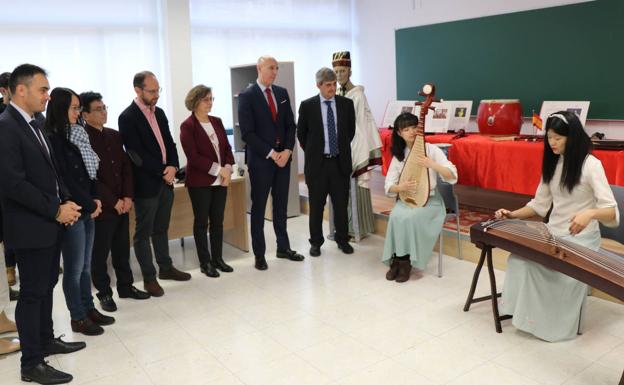 Visita del Ayuntamiento a las instalaciones del Instituto Confucio. 